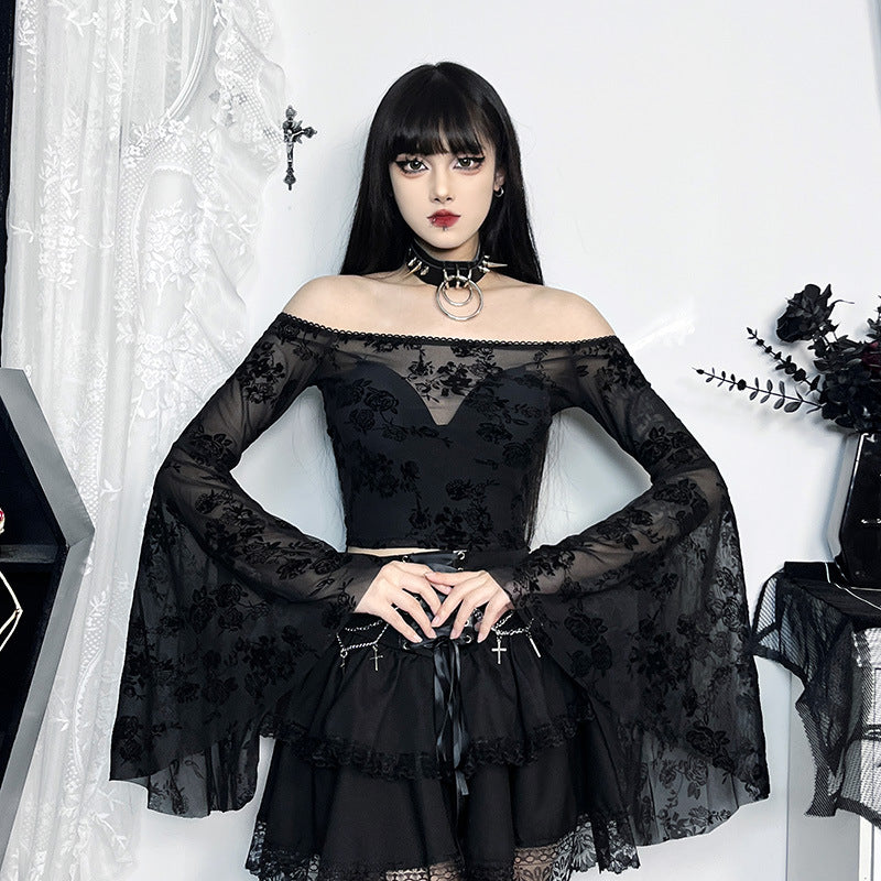 Gothic Rock mit Ketten- und Kreuzdetails