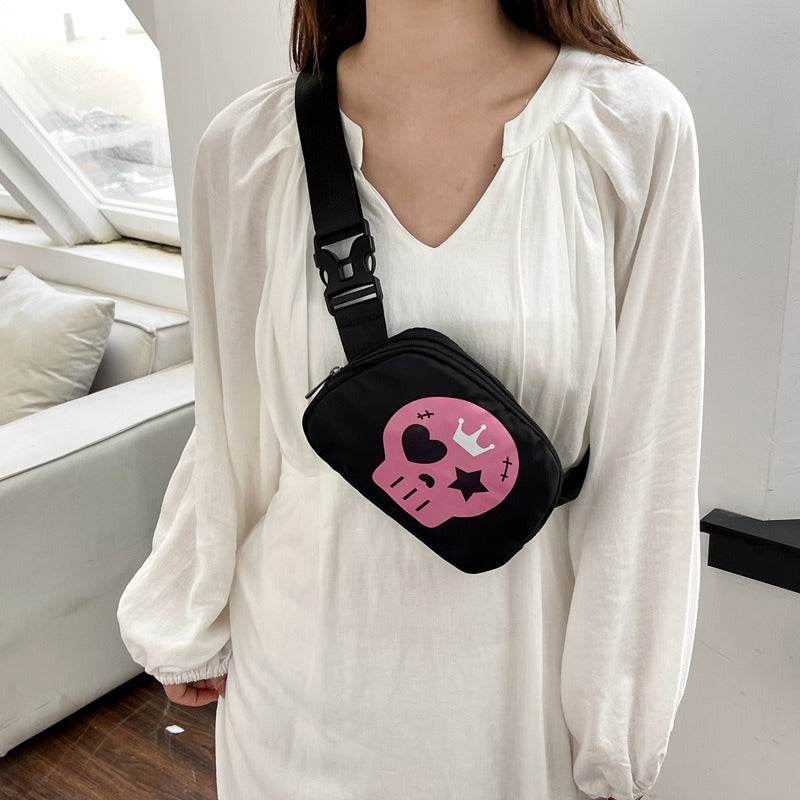 Leichte Crossbody Skull Tasche mit großem Stauraum