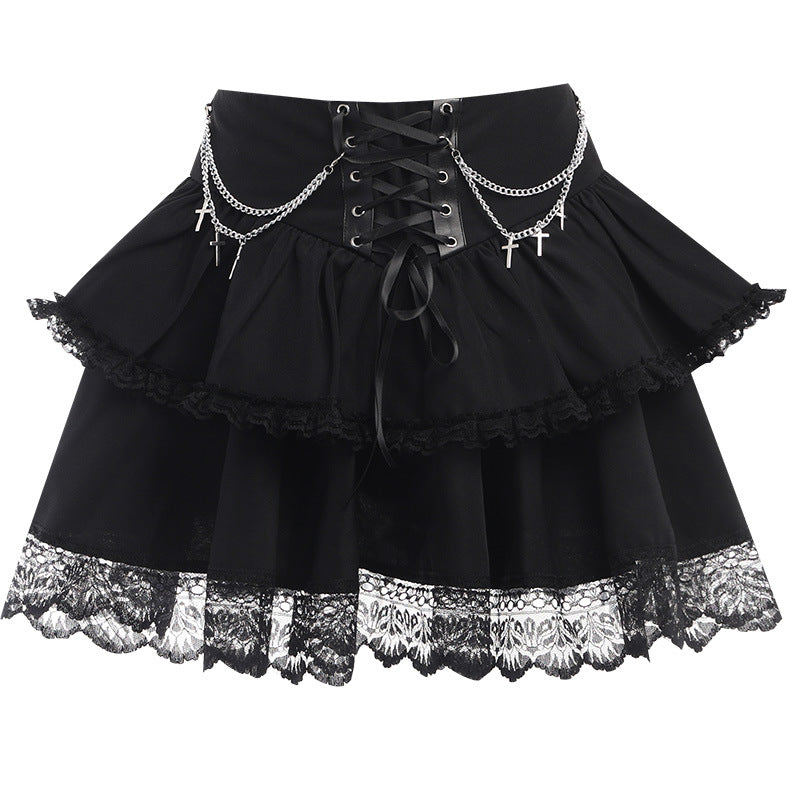 Gothic Rock mit Ketten- und Kreuzdetails