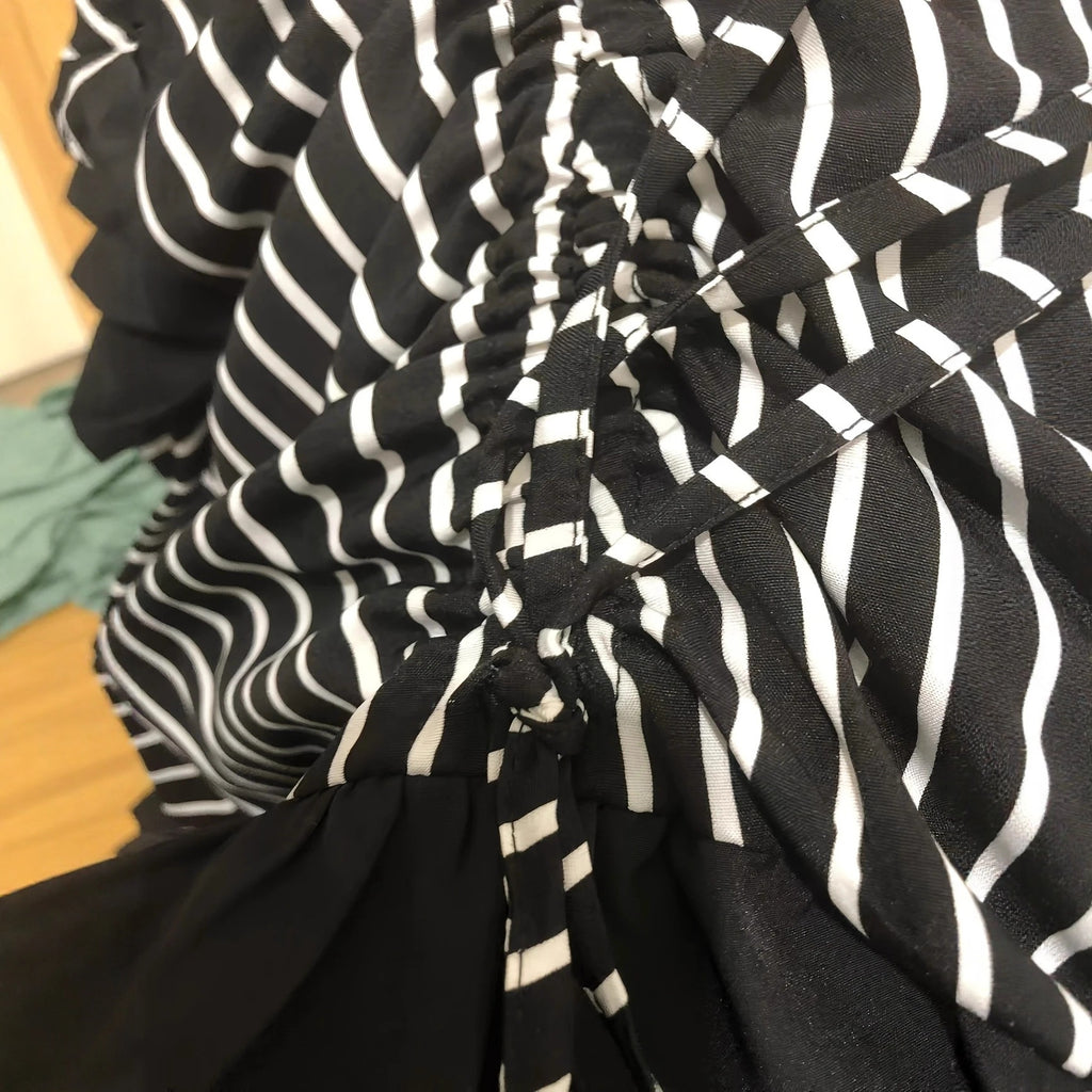 Gothic Vintage Rock mit asymmetrischem Volantsaum