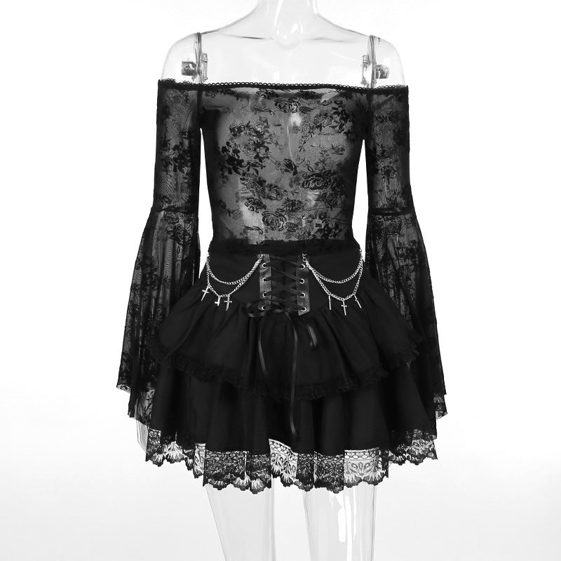 Gothic Rock mit Ketten- und Kreuzdetails