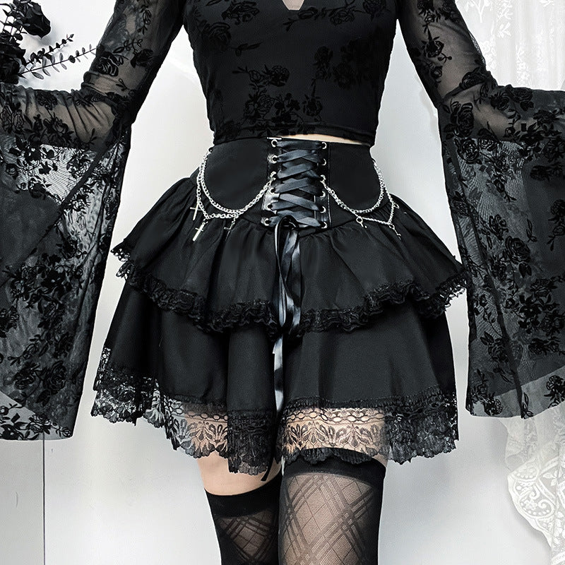 Gothic Rock mit Ketten- und Kreuzdetails